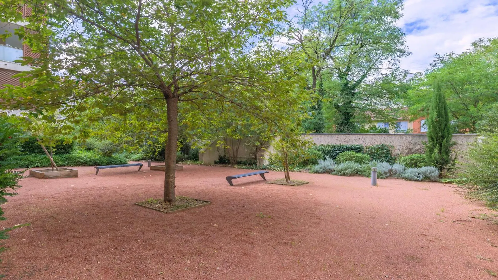 Cosy Studio Avec Terrasse Et Parking Prive Gratuit, Ideal Pour Explorer Lyon Villeurbanne 0*,  França