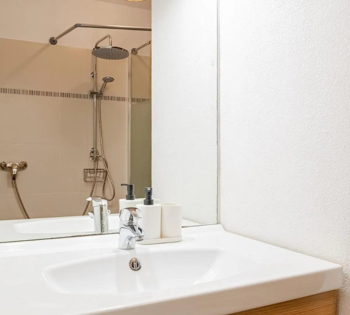 Cosy Studio Avec Terrasse Et Parking Prive Gratuit, Ideal Pour Explorer Lyon Villeurbanne Apartment