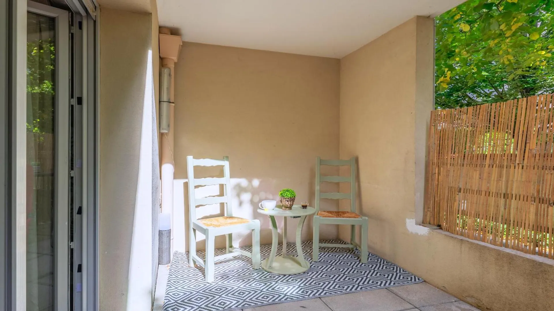 Cosy Studio Avec Terrasse Et Parking Prive Gratuit, Ideal Pour Explorer Lyon Villeurbanne 0*,