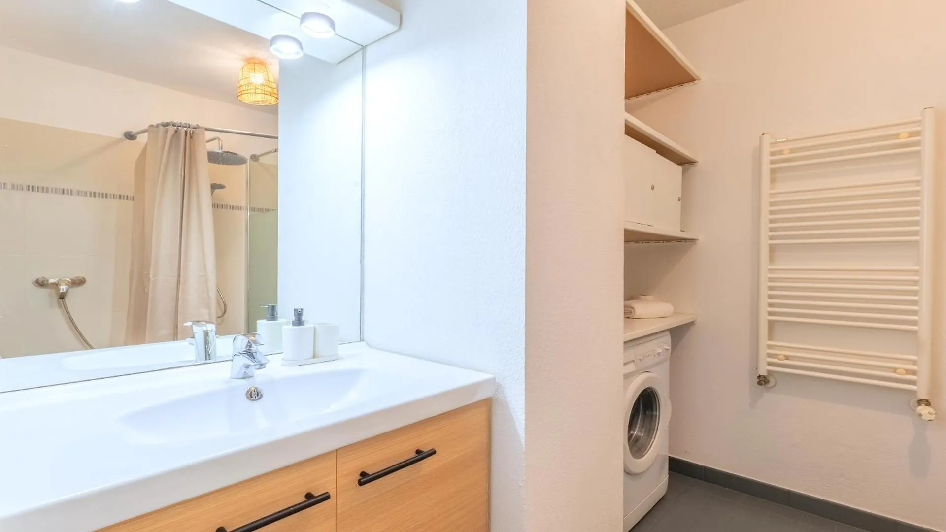 Cosy Studio Avec Terrasse Et Parking Prive Gratuit, Ideal Pour Explorer Lyon Villeurbanne 0*,  França